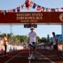 Western States 100: guia completo da ultramaratona mais antiga do mundo 6 Corredor no Western States 100 atravessando trilha da Sierra Nevada na Califórnia ao amanhecer