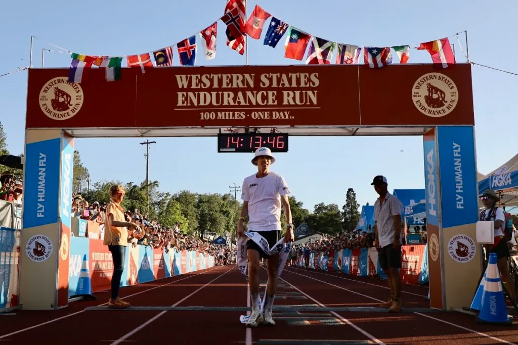 Western States 100: guia completo da ultramaratona mais antiga do mundo 10 Corredor no Western States 100 atravessando trilha da Sierra Nevada na Califórnia ao amanhecer