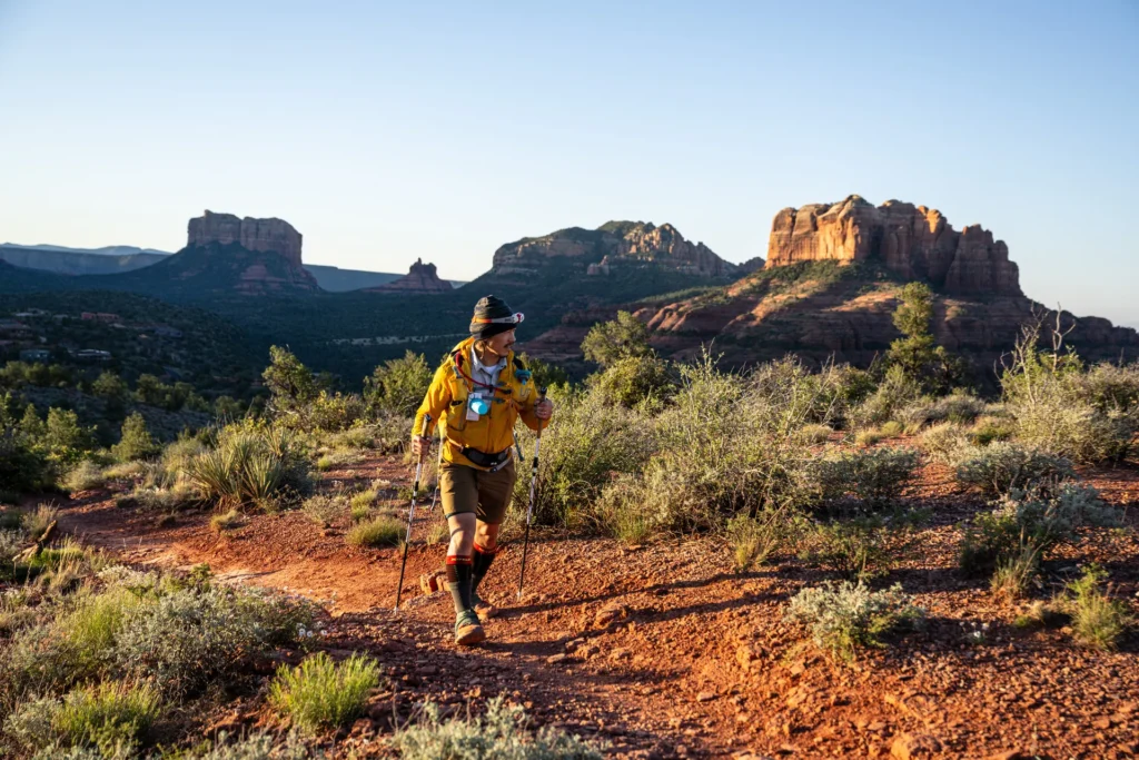 Corredor no Cocodona 250 atravessando as rochas vermelhas de Sedona no Arizona ao amanhecer
