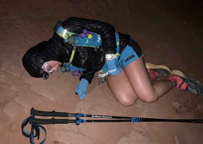 atleta dormindo no Moab 240