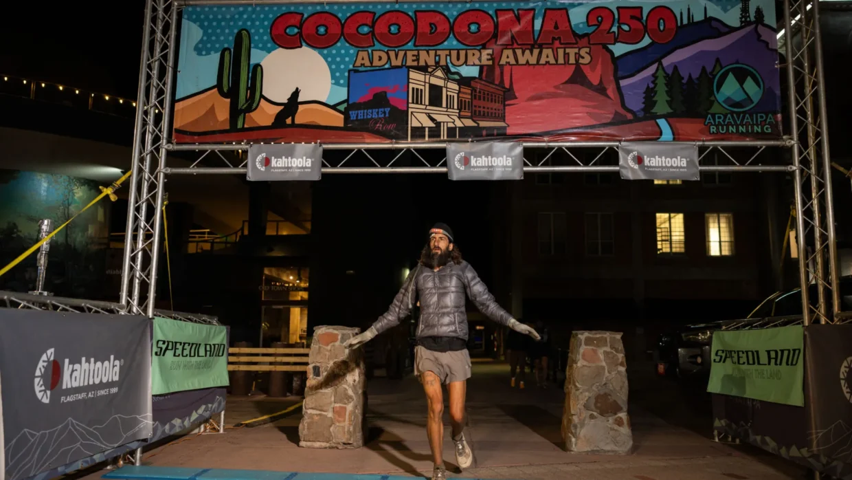 Cocodona 250: a ultramaratona de trail running que atravessa o Arizona inteiro 10 Corredor no Cocodona 250 atravessando aa linha de chegada