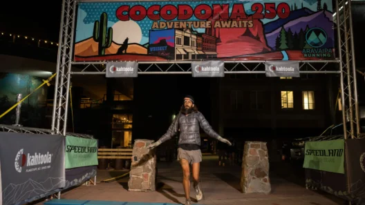 Corredor no Cocodona 250 atravessando aa linha de chegada