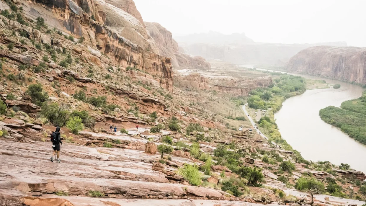 Moab 240: a ultramaratona de trail running que dura dias 10 Corredor no Moab 240 atravessando formação de slick rock no deserto de Utah ao pôr do sol