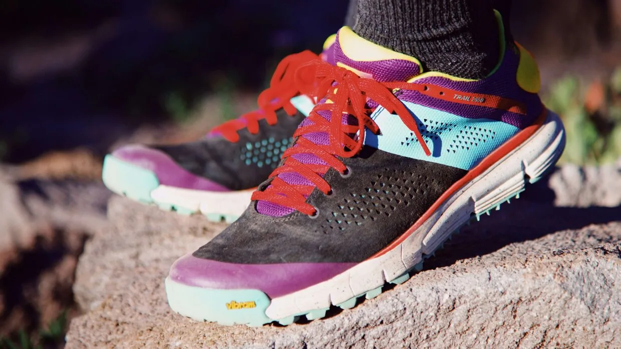 Tênis para trail running: você realmente precisa de um específico? 10 Diferentes modelos de tênis para trail running com solas variadas em terreno de trilha
