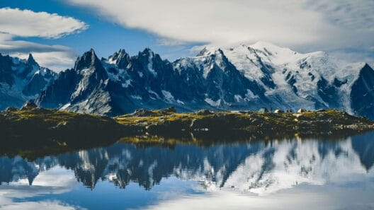Corredor em trilha icônica do mundo com paisagem de montanha e céu azul ao fundo