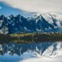 Corredor em trilha icônica do mundo com paisagem de montanha e céu azul ao fundo