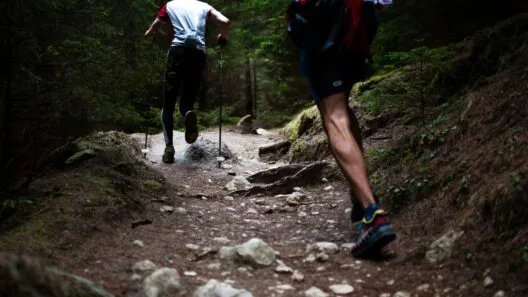 O que é trail running: guia completo para começar 23 Corredor em trilha de terra com vegetação nativa ao fundo durante treino de trail running