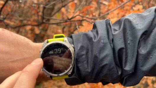Corredor usando Garmin Fenix 8 Solar no pulso durante prova de trail running em montanha