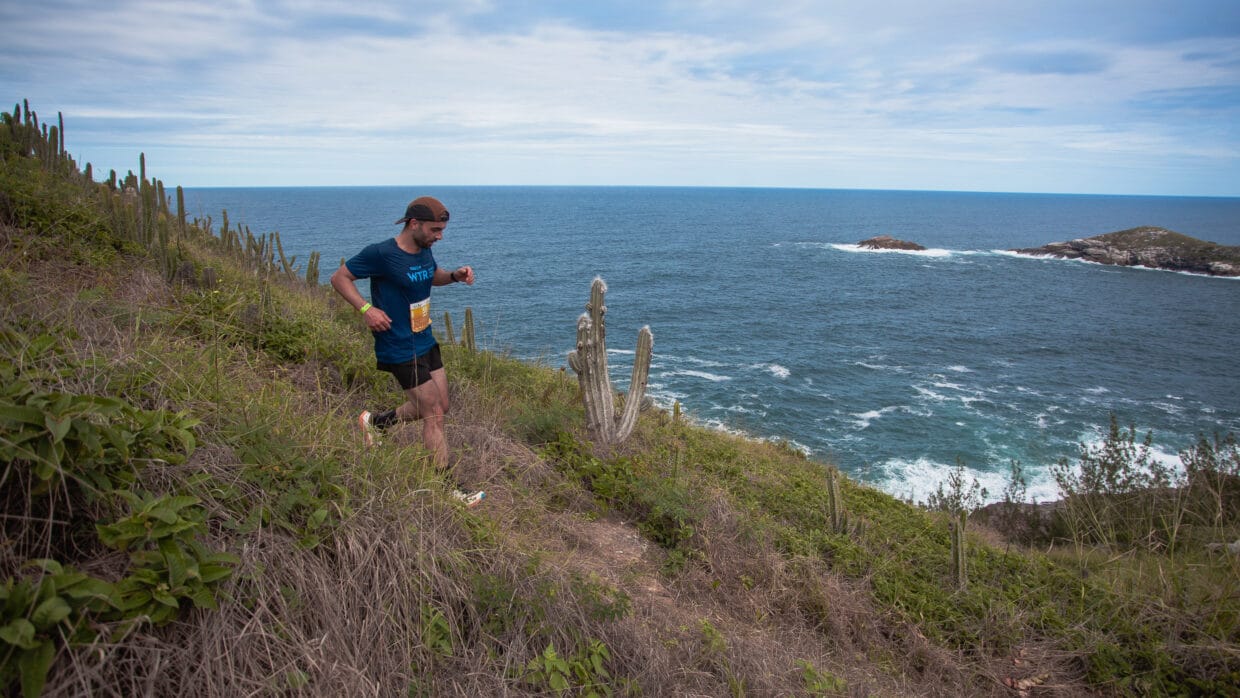 atleta na WTR Arraial do Cabo sendo uma das provas de trail em Maio