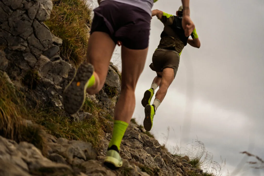 Arc'teryx Sylan 2: a marca canadense entra de vez na corrida dos super tênis de trail running 17 Tênis Arc'teryx Sylan 2 em colorway Mantis em trilha técnica de montanha durante corrida de trail running