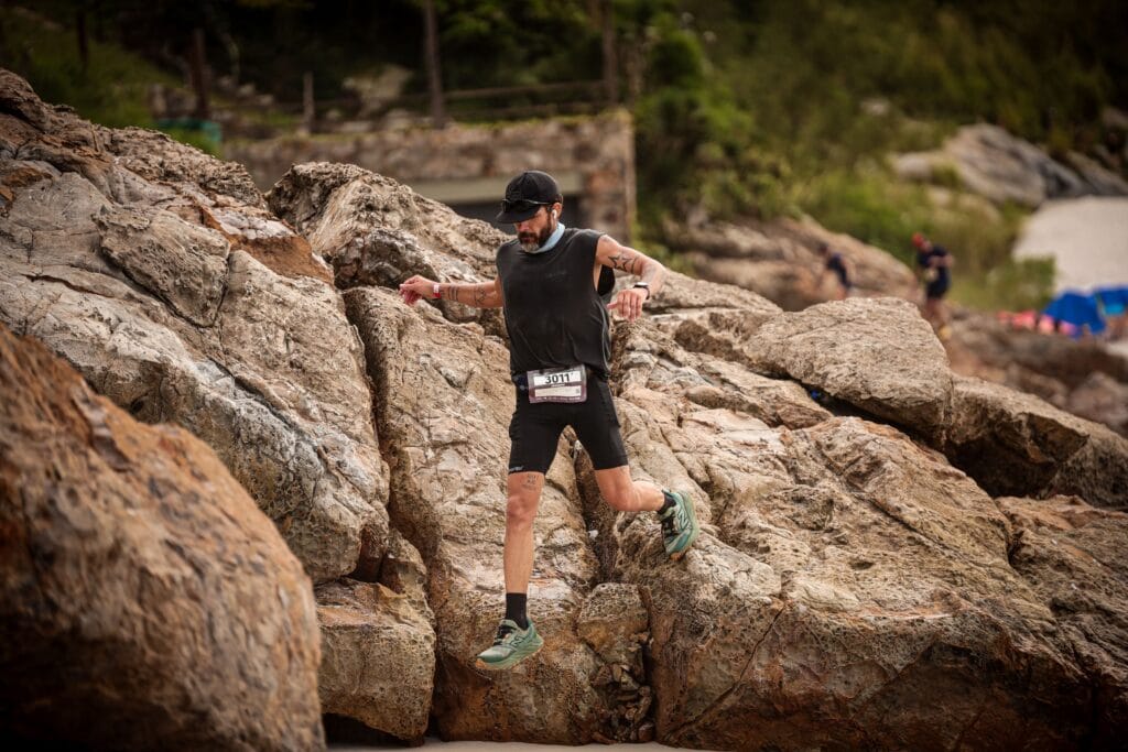 atleta correndo com new balance hierro v9
