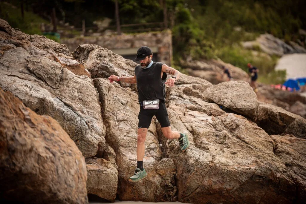 atleta correndo com new balance hierro v9
