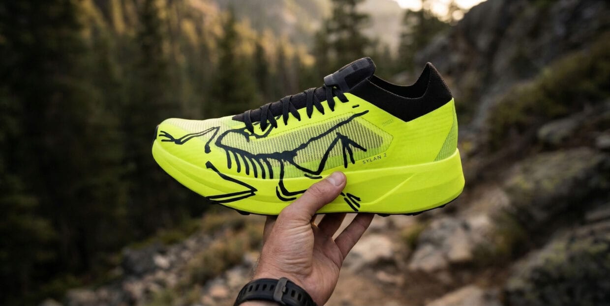 Tênis Arc'teryx Sylan 2 em colorway Mantis em trilha técnica de montanha durante corrida de trail running