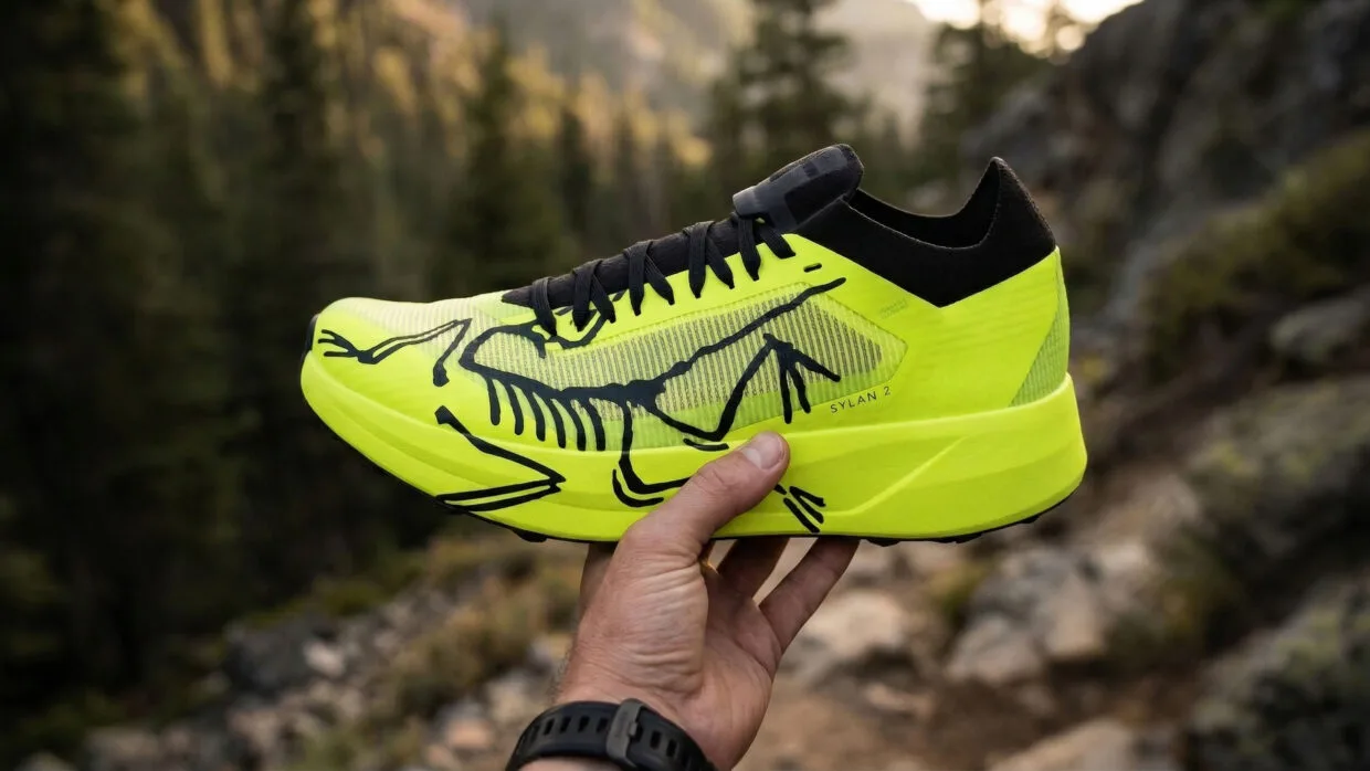 Arc'teryx Sylan 2: a marca canadense entra de vez na corrida dos super tênis de trail running 10 Tênis Arc'teryx Sylan 2 em colorway Mantis em trilha técnica de montanha durante corrida de trail running