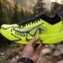Tênis Arc'teryx Sylan 2 em colorway Mantis em trilha técnica de montanha durante corrida de trail running