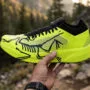 Arc'teryx Sylan 2: a marca canadense entra de vez na corrida dos super tênis de trail running 5 Tênis Arc'teryx Sylan 2 em colorway Mantis em trilha técnica de montanha durante corrida de trail running