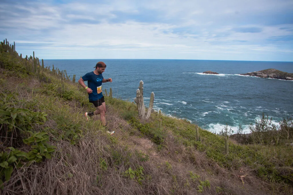 WTR World Trail Races: o maior circuito de trail do Brasil 12 Atleta de trail run correndo na WTR Arraial do Cabo (RJ)