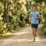 Iniciante trail running grupo em trilha técnica com raízes e pedras aprendendo técnica de descida e posicionamento do pé na floresta