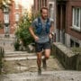 Treinar trail sem trilha corredor subindo escadaria urbana com colete e tênis de trail mostrando técnica de subida e esforço excêntrico na cidade