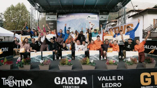 GTWS - Golden Trail World Series: velocidade e elite no trail mundial 21 Atletas comemorando o GTWS - Golden Trail World Series