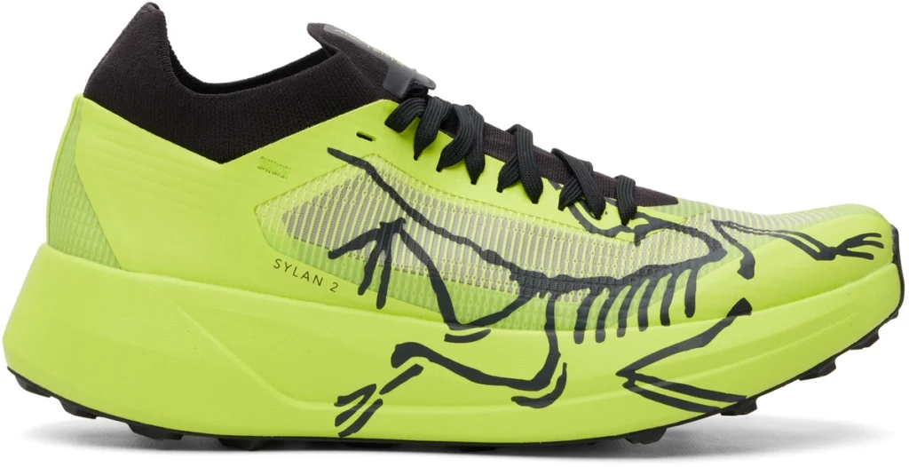 Tênis Arc'teryx Sylan 2 em colorway Mantis em trilha técnica de montanha durante corrida de trail running