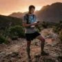 O que é o ITRA e para que serve? 6 ITRA trail running corredor acessando perfil em celular durante evento de montanha com ranking e pontuação