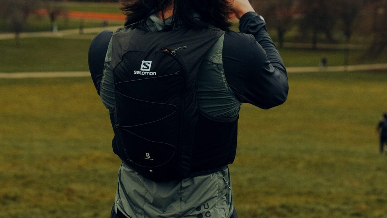 Corredor usando colete de hidratação para trail running