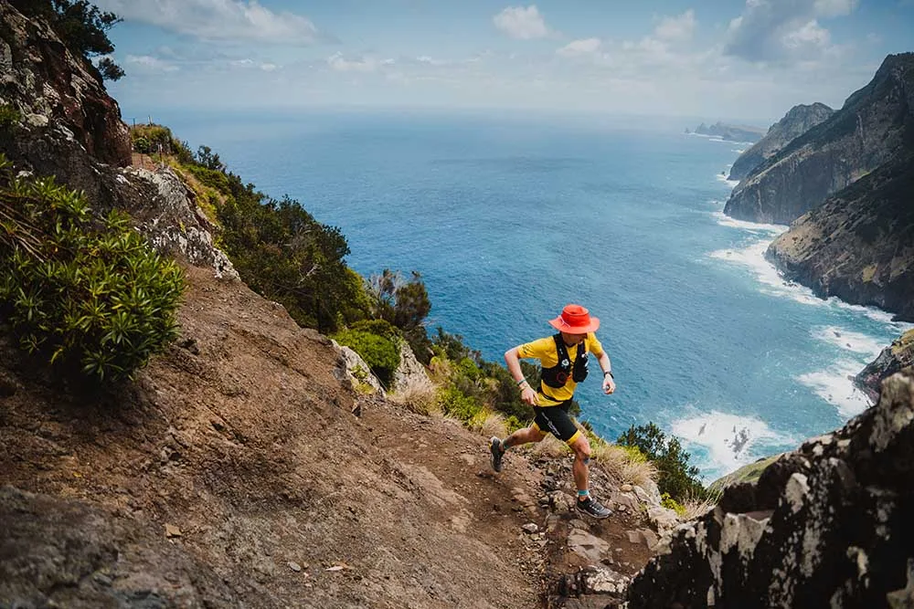 MIUT Madeira Island Ultra Trail: a travessia épica da ilha 11 atleta correndo a MIUT Madeira Island Ultra Trail