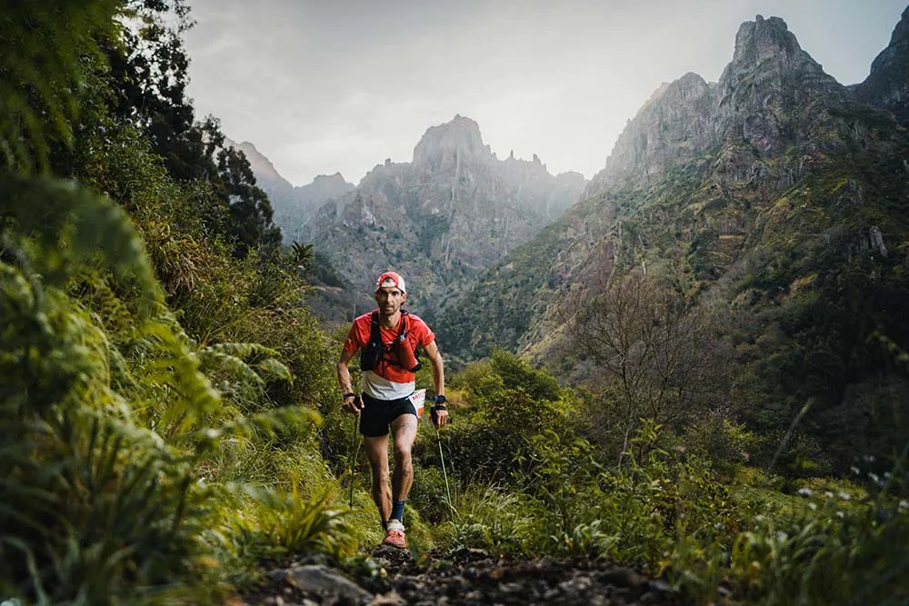 MIUT Madeira Island Ultra Trail: a travessia épica da ilha 14 atleta correndo a MIUT Madeira Island Ultra Trail