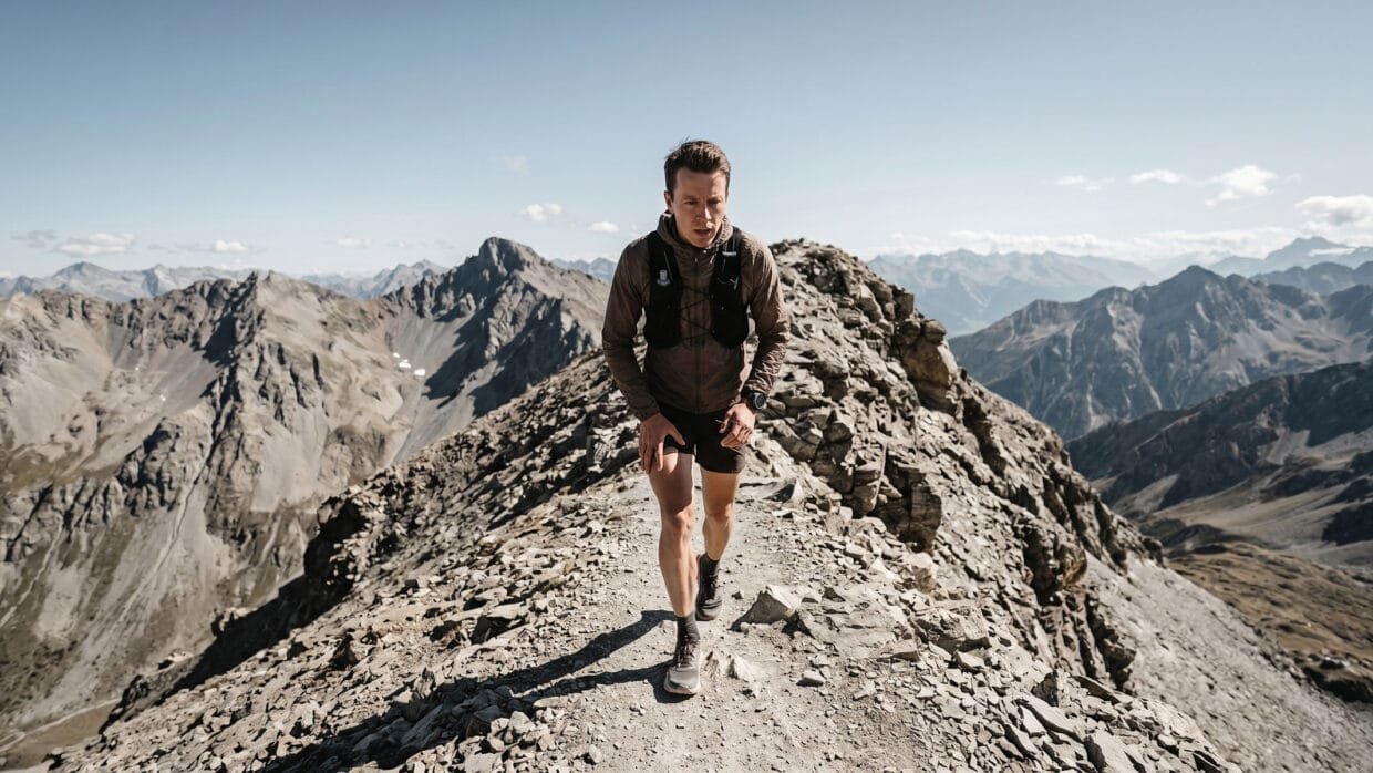Skyrunning: o que é, quais são as modalidades e por que é diferente do trail running 10 Skyrunner subindo crista técnica íngreme em terreno rochoso com corrida de montanha e desnível extremo