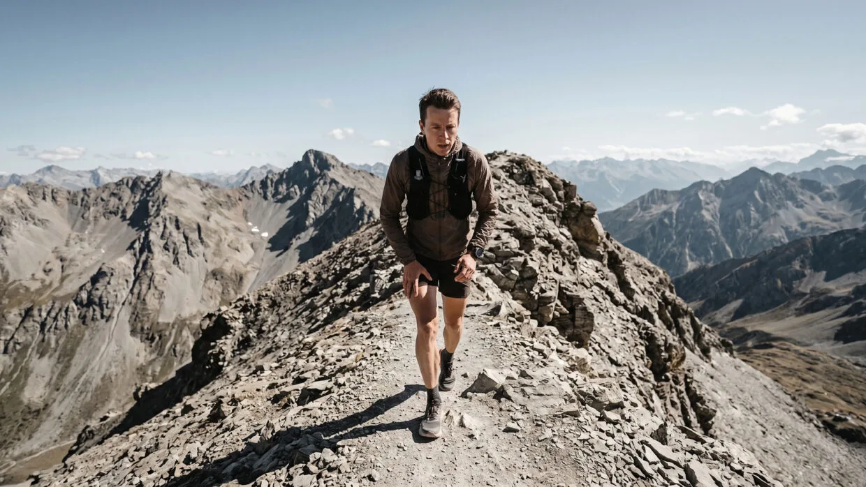 Skyrunning: o que é, quais são as modalidades e por que é diferente do trail running 10 Skyrunner subindo crista técnica íngreme em terreno rochoso com corrida de montanha e desnível extremo