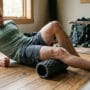 rolo para trail runner em uso no quadríceps após treino de trilha com rolo texturizado de liberação miofascial em alta densidade