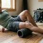 Rolo de liberação miofascial para trail runner: recuperação que a ciência confirma 5 rolo para trail runner em uso no quadríceps após treino de trilha com rolo texturizado de liberação miofascial em alta densidade