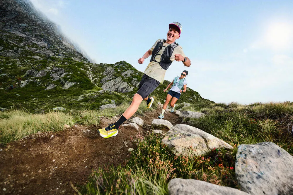 atletas correndo com tênis de trail kiprun kipsummit da decathlon