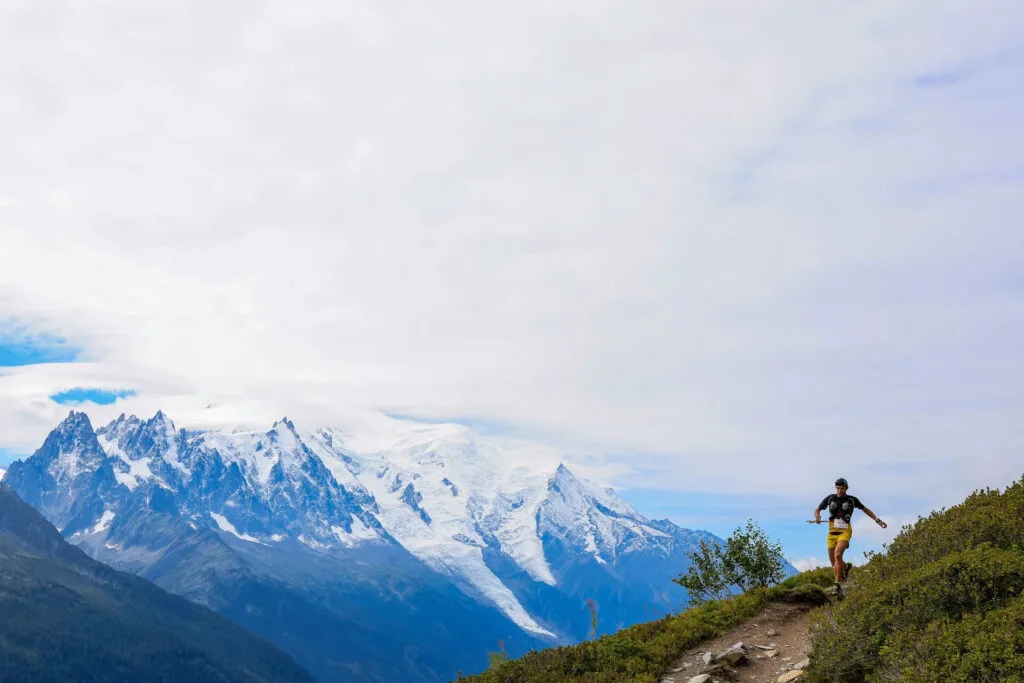 UTMB: a prova que todo trail runner sonha correr 12 UTMB Ultra Trail Mont Blanc corredor solitário em crista alpina com Mont Blanc nevado ao fundo