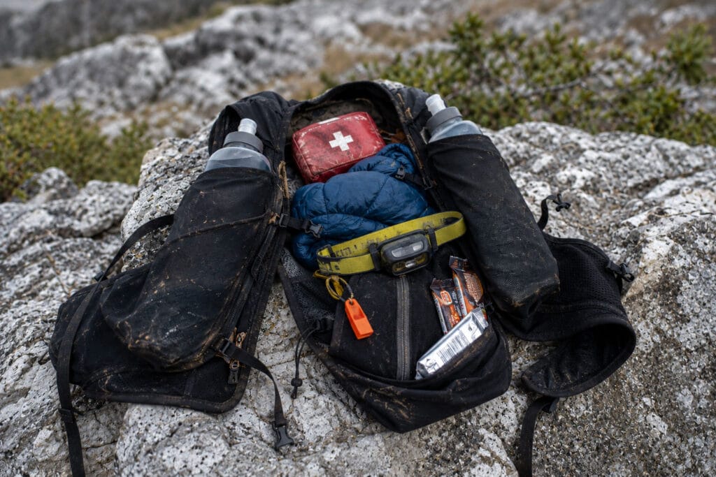 Equipamento para ultramaratona: mandatory gear com mochila de hidratação e kit de segurança em trilha de quartzito