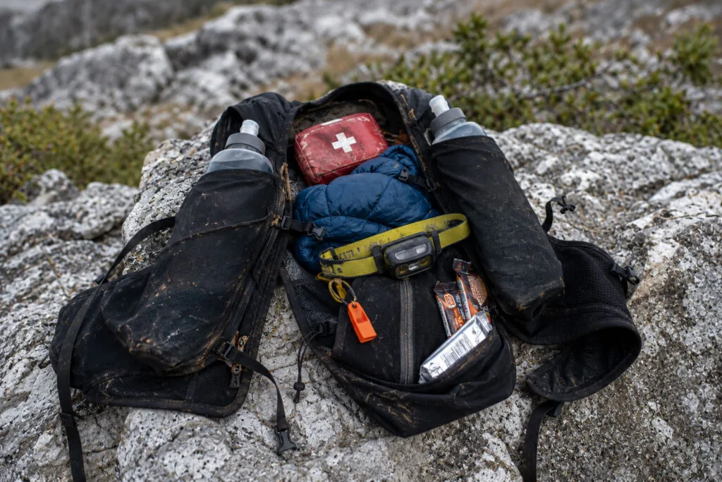 Equipamento para ultramaratona: mandatory gear com mochila de hidratação e kit de segurança em trilha de quartzito