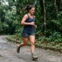 por que começar a correr é difícil: mulher em treino com expressão de esforço real em parque urbano ao amanhecer