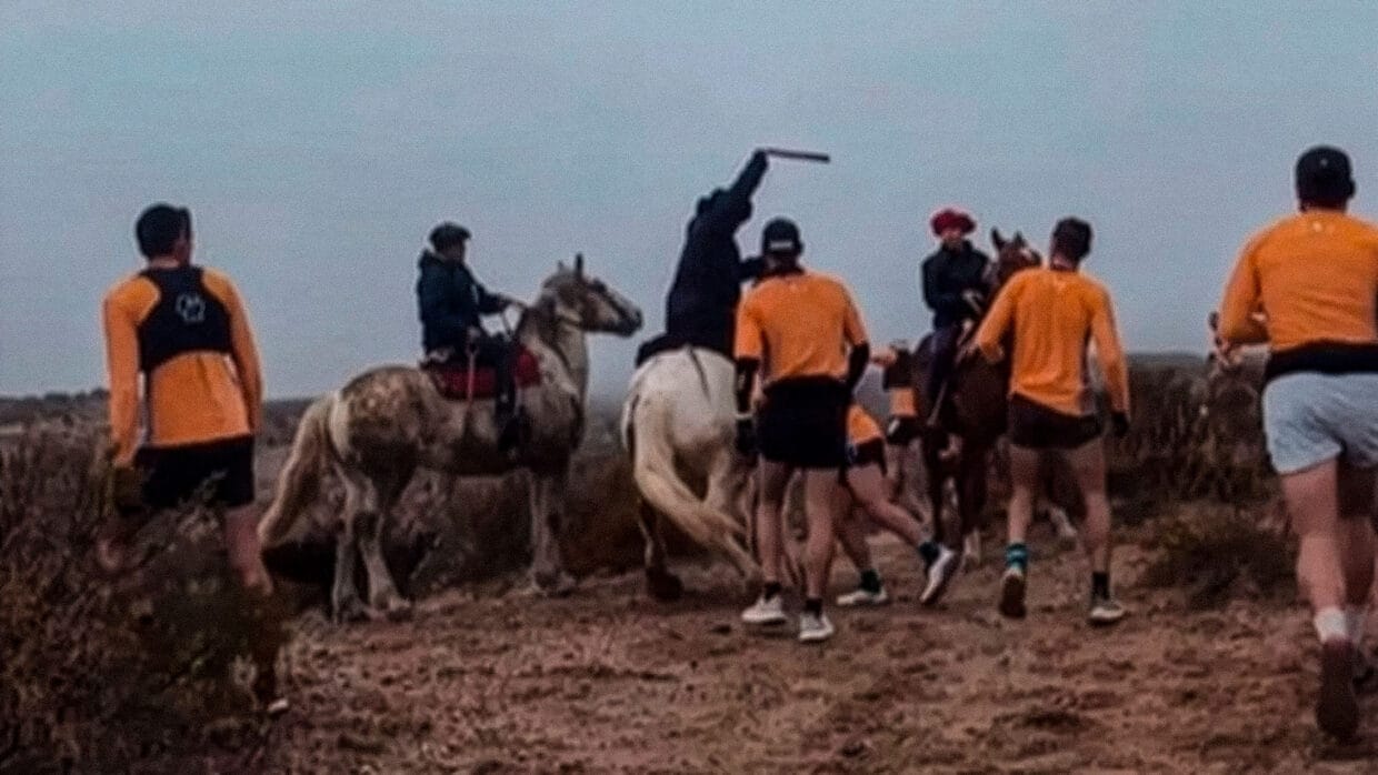 Doble Apolo: homens a cavalo atacam corredores na Argentina