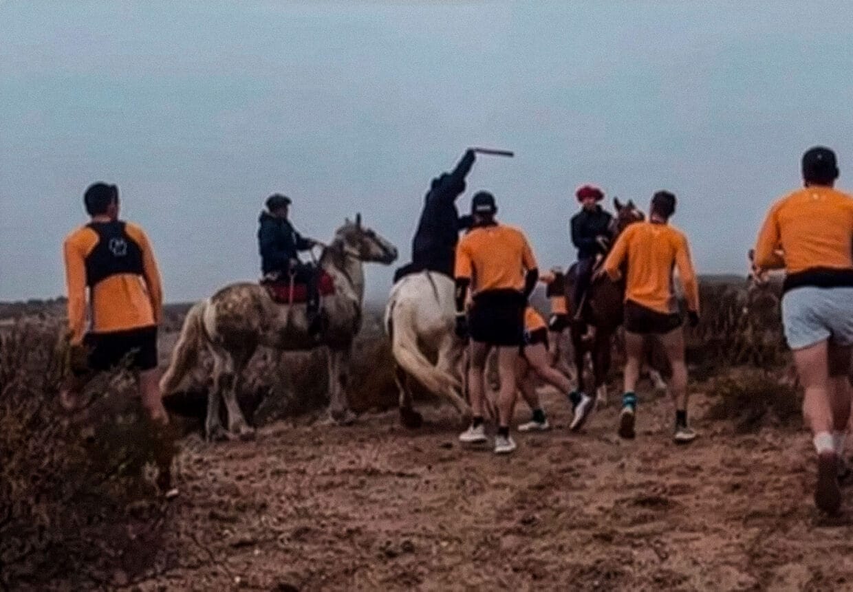Doble Apolo: homens a cavalo atacam corredores 10 Doble Apolo: homens a cavalo atacam corredores na Argentina