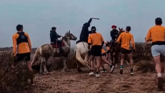 Doble Apolo: homens a cavalo atacam corredores 7 Doble Apolo: homens a cavalo atacam corredores na Argentina