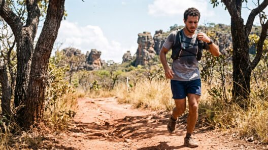 Assadura na corrida: corredor ajusta colete de hidratação no calor do cerrado