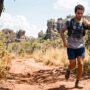Por que a assadura aparece na corrida? 5 Assadura na corrida: corredor ajusta colete de hidratação no calor do cerrado