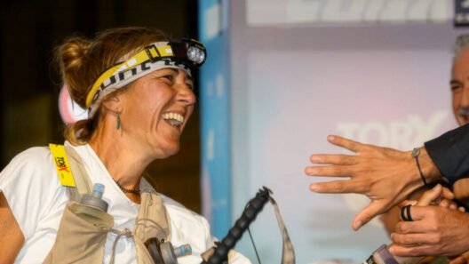 Manuela Vilaseca, brasileira, comemora o 3º lugar no pódio feminino do Tor des Géants 2026, em Courmayeur.