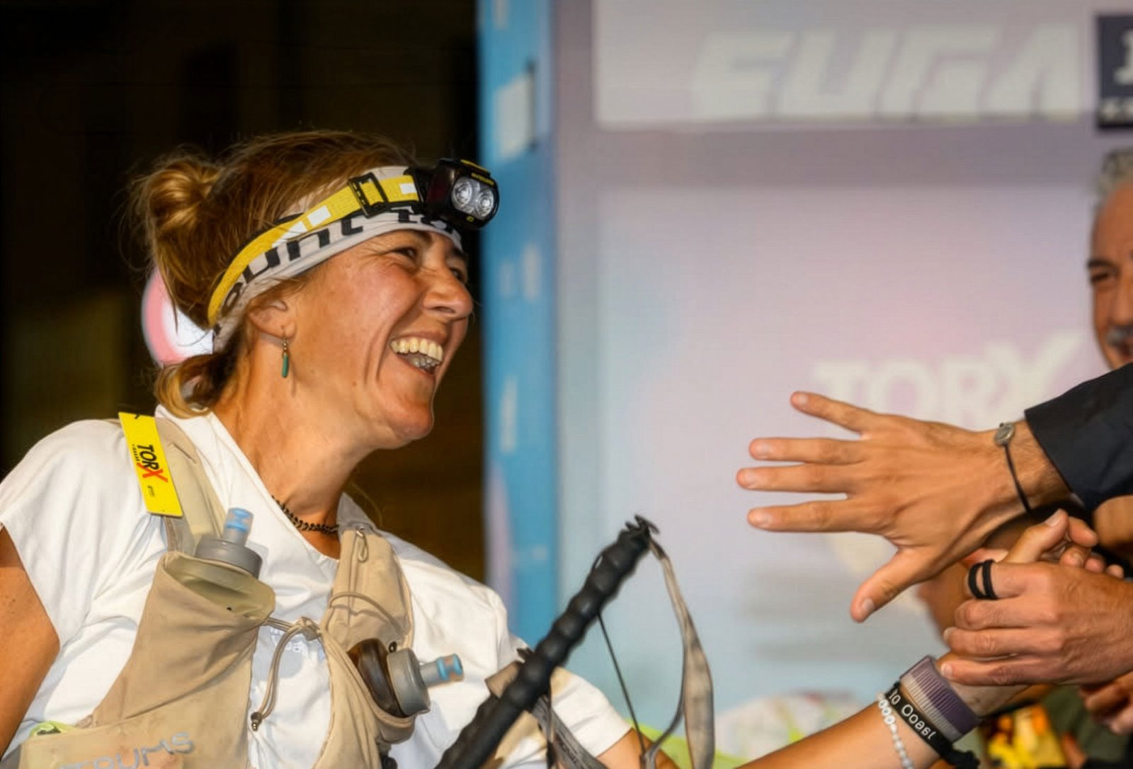 Manuela Vilaseca, brasileira, comemora o 3º lugar no pódio feminino do Tor des Géants 2026, em Courmayeur.
