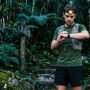 Sono para corredores: quanto dormir para recuperar de verdade 5 Sono para corredores: atleta exausto confere relógio GPS ao amanhecer na trilha