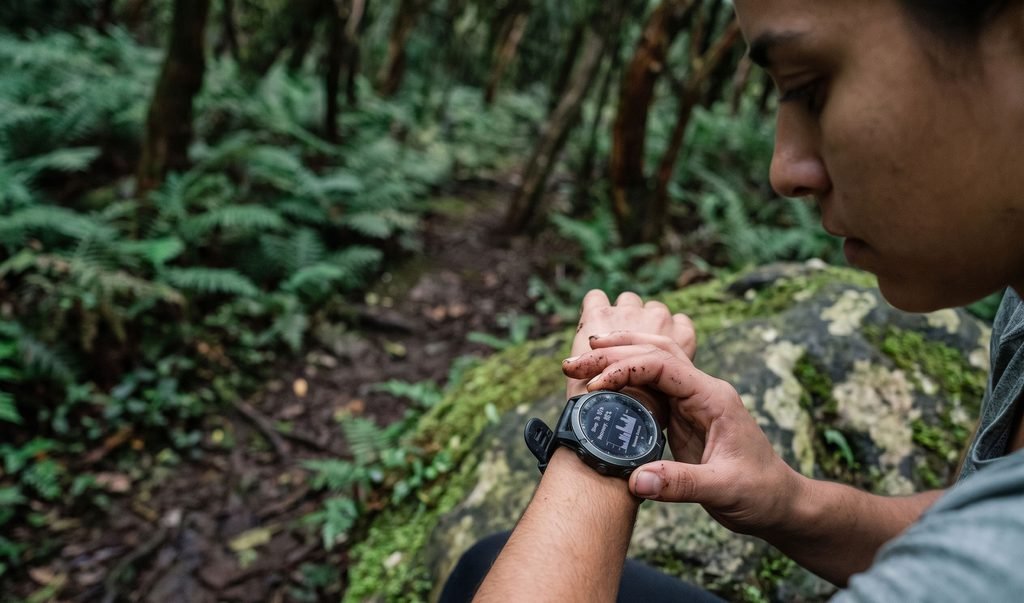 Sono para corredores: quanto dormir para recuperar de verdade 11 Sono para corredores: relógio GPS mostra dados de recuperação no pulso do atleta