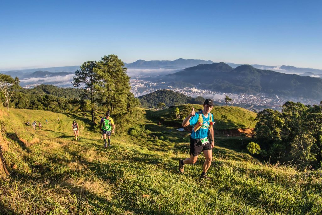 JaraguáSky: corredores de trail running na largada de uma das distâncias da prova