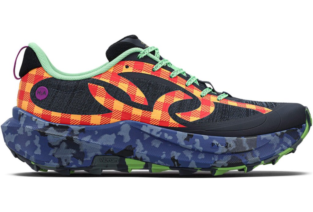 Corre Trilha 3 Herchcovitch roxo em vista lateral, tênis de trail da Olympikus com estampa vichy