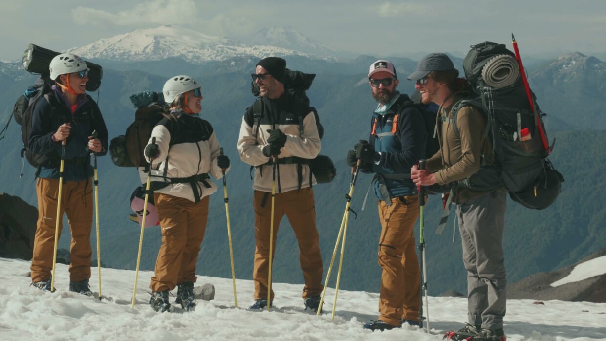 Corredores de trilha atravessam geleira no vulcão Sollipulli, no Chile, cena do filme Raízes do Trail